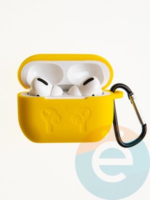 Чехол силиконовый для наушников Apple AirPods Pro 2 с логотипом и карабином желтый - фото 57347